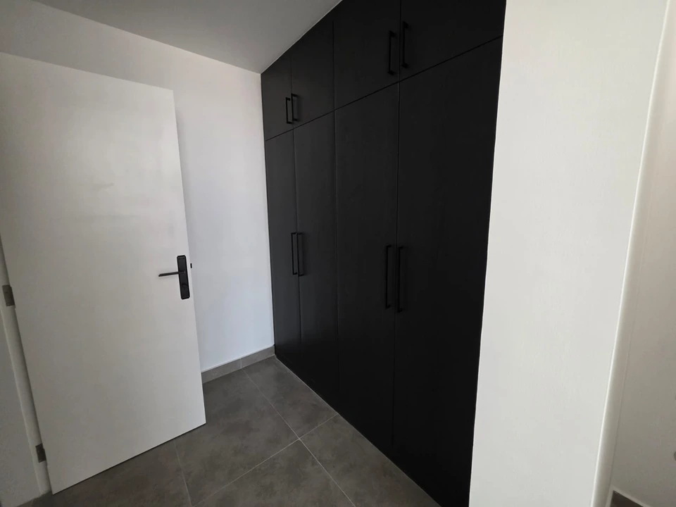 Wardrobe and doorway — Safa 1 villa
